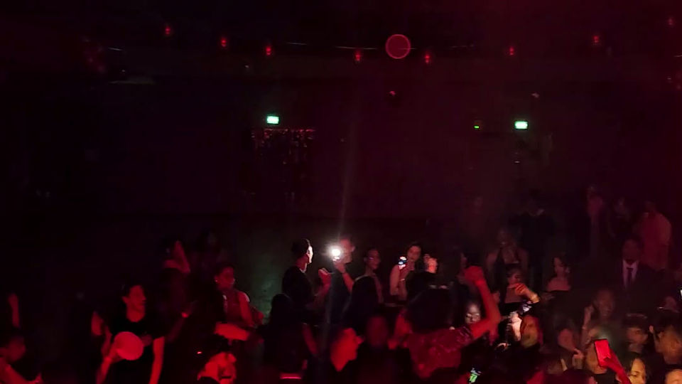 Jeune chante sur parado no baila